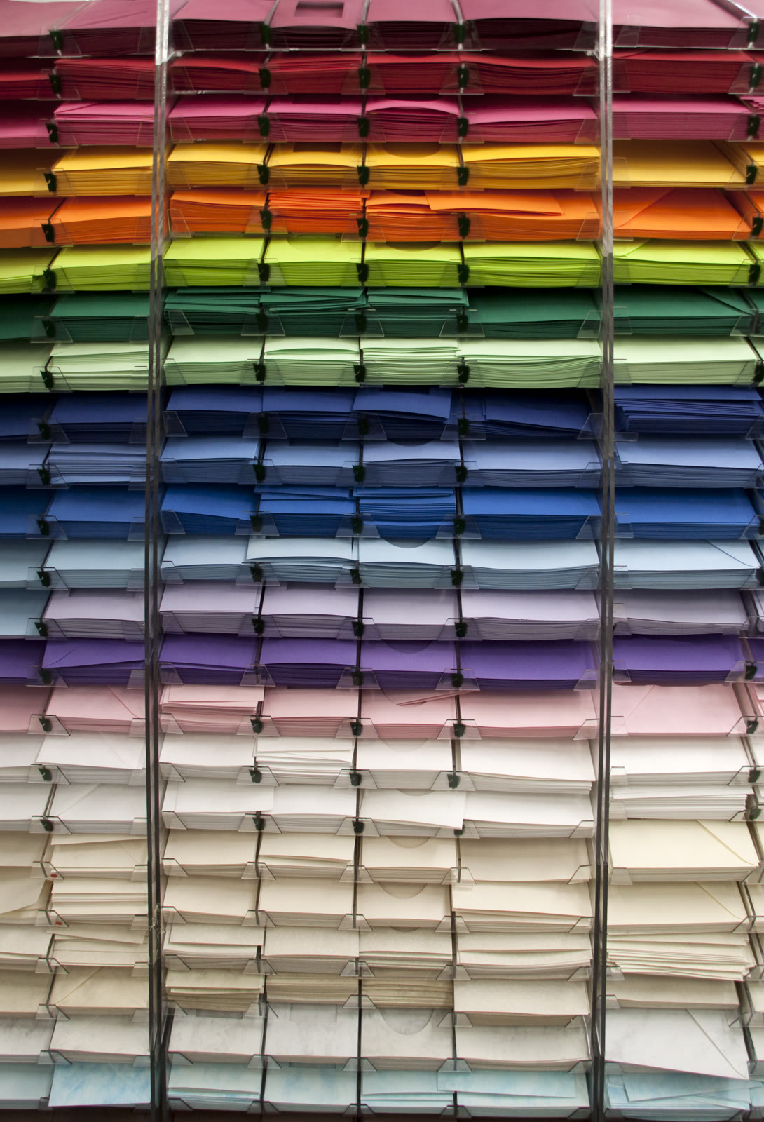 Prateleira com cartões e envelopes de várias cores