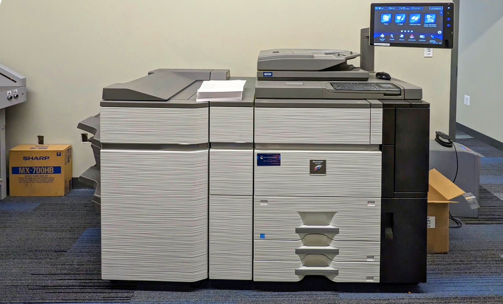 Copiadora de produção com várias bandejas de papel